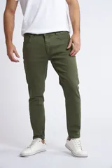 Pantalón tipo jean de corte skinny, color verde militar, con diseño clásico de cinco bolsillos, cierre de cremallera y botón.