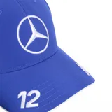 Gorra deportiva Adidas azul, con el logo de Mercedes bordado en blanco en el frente y las icónicas tres líneas de Adidas bordadas en el mismo color sobre la visera. Cuenta con borde blanco en la visera.