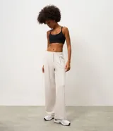 Pantalón deportivo Get Over de corte recto, confeccionado en microfibra con acabado peach touch. Presenta cintura alta con pretina ancha, pinzas discretas y caída amplia.