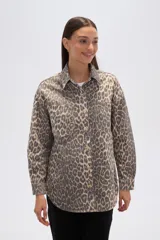 Chaqueta de algodón con estampado de leopardo en tonos grises y beige, corte ancho tipo camisa (shacket), con cuello camisero, botones frontales y bolsillos de parche en el pecho.