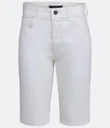 Bermuda ciclista color blanco de sarga lisa, con bolsillos frontales. Marca Marfinno.