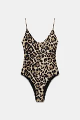 Bañador enterizo con estampado de leopardo, escote redondo y tirantes finos. Presenta un diseño de espalda con tiras cruzadas y cuenta con forro interior.