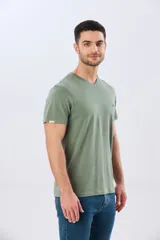 Remera básica azul marino de manga corta, con escote en V, calce cómodo y detalle de logo bordado en el pecho.