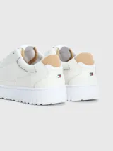 Zapatillas de corte bajo estilo baloncesto con suela cupsole, confeccionadas en una mezcla de cuero y materiales sintéticos. Presentan detalles de ventilación en la puntera, cordones al tono y el logo de la marca en el lateral y la lengüeta.