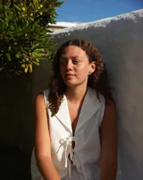 Par de aros colgantes de bronce y alpaca con diseño abstracto calado.