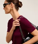 Blusa básica color mostaza, con escote redondo y manga corta.