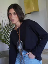 Remera de manga larga color verde oliva, con cuello redondo y tejido acanalado.