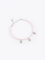 Collar de mostacillas de vidrio rosadas con dijes metálicos en forma de corazón y cadena de extensión de acero inoxidable.