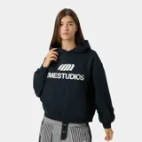 Hoodie oversize color negro de algodón, con capucha, bolsillo frontal tipo canguro y estampado frontal con el texto y logotipo de EM ESTUDIOS.
