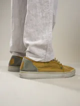 Pantalón jogger color beige de lino y algodón, con cintura elástica y cordón ajustable multicolor.