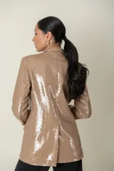Blazer beige con lentejuelas, de corte recto y entallado, con cierre de un botón.