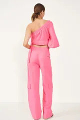 Pantalón cargo de tiro alto color rosado, con bolsillos laterales con solapa y corte ancho.