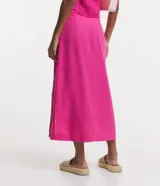 Falda midi color fucsia de lino, con cintura elástica, abertura lateral y detalle de cordón ajustable.