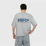 Remera de corte oversize color gris, con estampa gráfica en la espalda que incluye el texto 'SOUTHSIDE STORIES' y 'VNFO'.