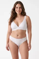 Soutien básico de algodón color blanco, con tirantes anchos y detalles de encaje en los bordes del escote y sisas.
