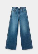 Pantalón de jean estilo wide leg con tiro medio, cierre frontal de cremallera y botón, cinco bolsillos y detalle de tachuelas en la cintura.
