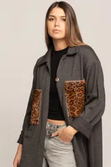 Túnica gris con bolsillos de cuero con estampado animal print.