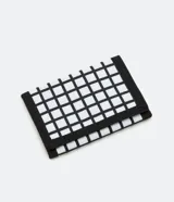Billetera plegable de poliéster con estampado cuadriculado en blanco y negro. Cierre con velcro y múltiples compartimentos interiores.