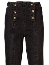 Jeans de tiro alto con corte bootcut, confeccionados en denim color gris oscuro. Presentan un diseño con doble hilera de botones frontales y costuras verticales decorativas a lo largo de las piernas.