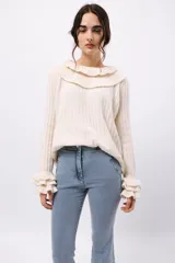 Pantalón de gabardina elastizada con corte recto y silueta estilizada. Presenta una textura suave y un diseño de caída fluida con costuras estratégicas en la pierna.