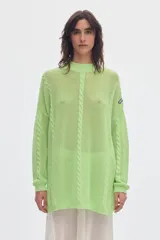 Sweater de punto calado color verde claro, con cuello alto, mangas largas y diseño oversized.