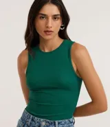 Body color marrón, sin mangas, con cuello halter y cierre en la entrepierna.