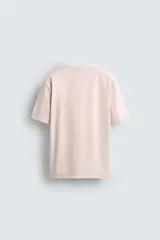 Camiseta slim fit de manga corta y cuello redondo, confeccionada en tejido de algodón con elasticidad.