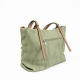 Cartera tipo shopper color verde con textura tipo lino, doble asa de cuero sintético color camel con hebillas ajustables y detalle de borla de flecos de cuero sintético color camel.