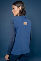 Chaleco de lana color crema con diseño de flor bordada en relieve en el frente, cuello redondo y aberturas laterales en el ruedo.