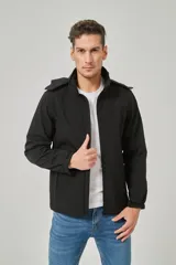 Campera negra con capucha y cierre frontal.