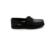 Zapato náutico de cuero color negro, con cordones y suela de goma.