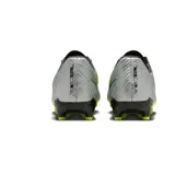 Championes de fútbol Nike Zoom Vapor 15 Academy, color plateado con detalles en negro y verde flúor.