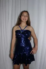 Vestido corto de lentejuelas color azul, con diseño strapless, tirantes finos al cuello y abertura lateral en la cintura.