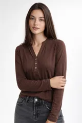Remera de manga larga color marrón, confeccionada en viscosa, con cuello en V y cierre frontal parcial con botones.