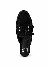 Zapatos tipo mocasín destalonados de gamuza marrón, estilo náutico con cordones frontales y ojales metálicos.