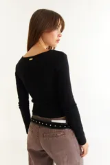 Top de manga larga color marrón, confeccionado en tejido de punto acanalado. Presenta un escote cuadrado y un detalle bordado con las iniciales BG en el centro del pecho.