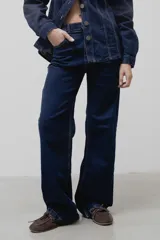 Pantalón de jean de corte recto y tiro medio, en color azul oscuro con costuras a contratono.