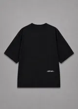Remera boxy fit negra de algodón premium, de manga corta, con diseño amplio y detalle de logo estampado en el sector inferior trasero.