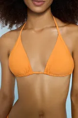 Conjunto de bikini color naranja claro, con corpiño triangular de atar al cuello y bombacha de corte clásico.