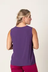 Blusa color beige lisa, italiana con guarda satén en el cuello y escote en V.