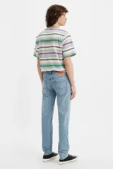 Jean de corte slim taper con tiro bajo, confeccionado en denim elástico de tono celeste claro con efecto desgastado.
