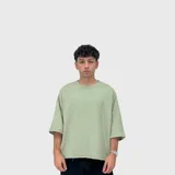 Remera negra de corte boxy fit y tejido grueso, con mangas 3/4 y diseño minimalista que incluye el número "1999" estampado en el pecho en tono sutil.