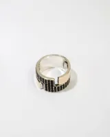 Anillo de plata 925 con dublé de oro y zirconias negras.