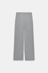 Pantalón recto color marrón oscuro, de tiro medio, con cintura elástica en la espalda, bolsillos delanteros de vivo y cierre frontal con cremallera, botón interior y gancho.