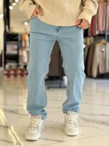 Pantalón de jean de corte recto y tiro mid, en color celeste clásico con efecto lavado.