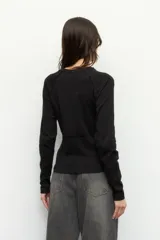 Remera gris de manga larga, corte ajustado y cuello redondo.