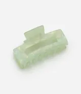 Pinza para el pelo rectangular con diseño calado, fabricada en acetato con acabado traslúcido en tono verde menta y reflejos iridiscentes.