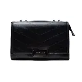 Bandolera negra de cuero sintético con diseño de líneas diagonales en relieve. Tiene correa de cadena plateada y cierre con broche metálico con el logo de la marca.