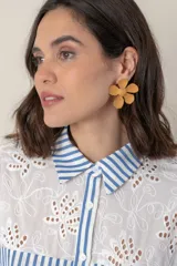 Caravana de metal con forma de flor en color mostaza, de tamaño grande y diseño con pétalos texturizados.