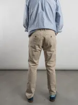 Pantalón corte chino de gabardina color azul marino, con ajuste regular fit y bolsillos laterales.